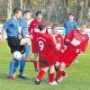 Vollversammlung im Anhausener Strafraum. Doch nur zweimal fanden die Angreifer der TSG Stadtbergen (von links Florian Skudlarek und Waldemar Pfaffengut) eine Lücke. Dies reichte, um das Schlusslicht mit 2:1 zu besiegen. 