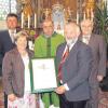 Cölestin Neubauer wirkt seit vier Jahrzehnten als Mesner in Feldheim (von links): Hubert Zeller, Kathi Neubauer, Pater Paul Großmann, Cölestin Neubauer und Kirchenpfleger Ludwig Schiffelholz.  