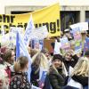 „Mehr Wertschätzung“ forderten die Lehrer in Augsburg auf großen Bannern.