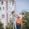 75 Jahre Frieden im eigenen Land - 750 Fahnen für den Frieden. So lautet das Motto eines Projekts in Landsberg. Künstler Franz Hartmann hat die ersten Flaggen aufgehängt.