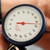 Bluthochdruck bleibt bei vielen Menschen zu lange unbemerkt.