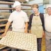 Kleine Läden im Dorf - Hier Bäckerei Kohler - von links Martin Kohler jun., Ruth Kohler, Martin Kohler sen.