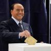Silvio Berlusconi, Vorsitzender der rechtspopulistischen Forza Italia, gibt seine Stimme in einem Wahllokal ab.