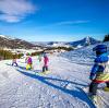 Viele Menschen fahren im Winter mit ihren Familien in die Berge – und geben eine ordentliche Stange Geld aus. 