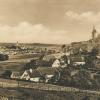 Das Foto zeigt die Ansicht von Hochstein auf einer alten Postkarte vor dem Zweiten Weltkrieg. Im Hintergrund der Marktort Bissingen. 