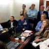 Fahndung nach US-Staatsfeind Nummer eins: Gebannt verfolgen Barack Obama (2. v.l.) mit seine Mitarbeiter die Militäraktion gegen Osama bin Laden. Foto: Handout des Weißen Hauses / Pete Souza dpa
