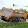 Ein Sattelschlepper ist in Weißenhorn von der Fahrbahn abgekommen.
