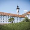 Die Psychosomatische Klinik im ehemaligen Kloster der Barmherzigen Schwestern in Dießen braucht mehr Platz für Therapieräume.