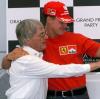 Das Jahr 2001: Bernie Ecclestone Michael Schumacher Ferrari begutachten den an den Oscar angelehnten Preis Bernie, mit dem Schumacher als Fahrer des Jahres 2000 ausgezeichnet.