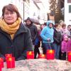 Mit Kerzen erinnerten die Besucher der Mahnwache auf dem Marktplatz in Fischach an die Opfer rassistischer und gewaltvoller Handlungen.