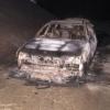 Während ein 23-Jähriger in der Nacht auf Samstag trotz des nasskalten Wetters ein nächtliches Bad nahm, brannte sein Auto aus.