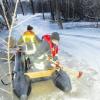 Feuerwehrleute brechen mit Äxten das Eis des Ablassbaches in Göggingen auf, damit das Wasser wieder fließen kann und sich nicht weiter aufstaut und Hochwassergefahr eintritt.  