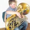 Die Tuba war schon immer der Traum von Marco Bachmeir. Er hat sein Musikinstrument fest im Griff. 