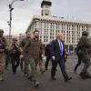 Wolodymyr Selenskyj, Präsident der Ukraine, und Boris Johnson, Premierminister von Großbritannien, gehen durch die Innenstadt von Kiew.  