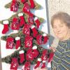 Gertrud Sanktjohanser, Handarbeiterin aus Leidenschaft, mit ihrem gestrickten Adventskalender-Tannenbaum. 