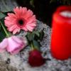 Blumen und Kerzen auf einer Mauer vor dem Haus in Künzelsau, in dem ein Siebenjähriger tot aufgefunden wurde. Der Junge hatte hier bei einer Bekannten übernachtet.