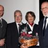 Johannes Kleber, Gerold Noerenberg und Christine Karrer-Haugg zeichnen Siegfried Hettmannsperger mit der goldenen Leistungsspange aus. 	