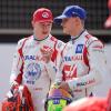 Die Haas-Piloten Nikita Masepin (l) und Mick Schumacher unterhalten sich während eines Fototermins.