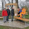 Weihten am Dienstag die „Sitzbank mit Tor" am Aindlinger Kellerberg an der Fahrradroute „Wittelsbacher-Spuren-Tour" ein: (von links) Cornelia Nieberle-Schreiegg (BS), Martin Bergmüller (BS), Landrat Klaus Metzger, Aindlings Bürgermeisterin Gertrud Hitzler, Hermann Dauber (BS), Katharina Gutmann (Moosbräu), die Bauhofmitarbeiter Matthias Pollety und Tobias Mahl beim Anbringen des Schildes der Beteiligten und des Sponsors von 5000 Euro (EVA).