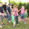 Mit ein bisschen Hilfe klappte beim Sommerfest des Friedberger Kindergartens St. Angela auch das Balancieren auf der Slack Line. 
