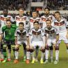 Shkodran Mustafi (hinten, l-r), Antonio Rüdiger, Benedikt Höwedes, Toni Kroos, Sami Khedira, Thomas Müller, Kevin Volland (vorne, l-r), Ron-Robert Zieler, Erik Durm, Sebastian Rudy und Mario Götze posieren vor dem Freundschaftsspiel gegen Spanien am 18 November 2014.