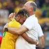 Coach Luiz Felipe Scolari musste Neymar ganz fest in den Arm nehmen.