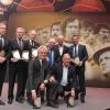 Die Hall of Fame des deutschen Fußballs: Sepp Maier und Andreas Brehme vorne. Hinten von links: Günter Netzer, Paul Breitner, Matthias Sammer, Uwe Seeler, Franz Beckenbauer, Lothar Matthäus.