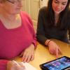 Gymnasiastin Lucia Göbel hilft „Jung-Seniorin“ Marieluise Sonnhof beim Umgang mit dem Tablet.   

