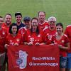 Sie sorgen dafür, dass es bei den Bayern-Fans „Red-White Glammhogga“ rund läuft. Hinten von links: Jo Hammer, Peter Auer, Pius Kaiser, Präsident Manuel Tausend, Thomas Willaschek, Rudi Tausend, Jo Ehinger. Vorne von links: Yvonne Riegl, Anja Meyer, Inge Glötzinger. 	