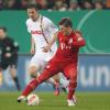 Bastian Schweinsteiger (hier gegen Torsten Oehrl) fand nach dem Pokalsieg des FC Bayern lobende Worte für den FC Augsburg.<