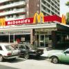 Der erste McDonald’s in Deutschland eröffnete 1971 direkt an einer viel befahrenen Straße, unweit des 1860er-Stadions in München.