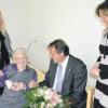 Ihren 103. Geburtstag feierte Anna Hochhäuser. Auch OB Bernhard Gmehling gehörte zu den Gratulanten. Regelmäßig Besuch erhält sie von den beiden Enkelinnen Astried Pitsch (links) und Renate Hochhäuser.  
