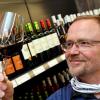 Weinhändler Michael Popp hat sein Geschäft in Augsburg-Lechhausen erst im vorigen Jahr eröffnet.