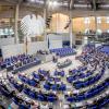 Der Plenarsaal im Bundestag könnte leerer werden. Die Ampelkoalition will mit einem neuen Wahlrecht die Abgeordnetenzahl verkleinern. Die CSU wäre ein Verlierer der Reform.