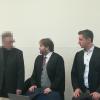 Der wegen sexuellen Missbrauchs Schutzbefohlener angeklagte Priester mit seinen Verteidigern Florian Zenger (Mitte) und Christoph Kahle (rechts) beim Prozessauftakt.