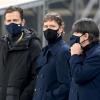 Oliver Bierhoff, Marcus Sorg und Joachim Löw stehen mit Mund-Nasen-Schutz am Spielfeldrand vor Spielbeginn. 