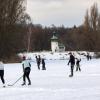 Am Wochenende wurde auf dem Kuhsee Schlittschuh gelaufen und Eishockey gespielt. Trotz der Warnungen vor zu dünnem Eis – und oft ohne die Abstandsregeln einzuhalten. 