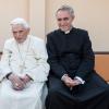 Hatten ein sehr enges Verhältnis: Georg Gänswein und der emeritierte Papst Benedikt XVI. auf einem Foto aus dem Jahr 2019.