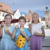 Eisvergnügen an heißen Sommertagen: Antonia, Maximilian und Sophia genießen ihre Eisbecher am Hauptplatz in Landsberg.