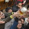 Gäste versuchen beim Start des 187. Münchner Oktoberfests im Hofbräuzelt nach dem Anstich ein Bier zu ergattern.