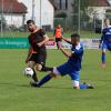 Der TSV Rain II musste sich gegen den VfL Ecknach mit einem 0:0 begnügen. Das Bild zeigt Sebastian Hackenberg (in Blau), der in den Lauf von Bashar Broo grätscht, um sich den Ball zu ergattern. 	
