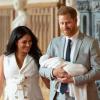 Prinz Harry von Großbritannien und Meghan, Herzogin von Sussex, mit ihrem neugeborenen Kind. Die Geburtsurkunde offenbart nun weitere Details zu Baby Archie. 