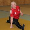 Vroni Kreuzer-Jakob hält nicht nur ihre Seniorengruppe mit täglichen Trainingsfilmen auf Trab. Die 71-Jährige hält sich auch selber fit. 	