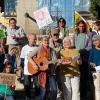 Auf dem Marktplatz in Wemding demonstrierten Bürger für einen besseren Klimaschutz.