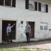 Ortsbegehung „Aurbacher-Haus“: Bürgermeister Norbert Führer und Christoph Graf vom Amt für Ländliche Entwicklung (rechts) besichtigen das Gebäude, das zum Dorfgemeinschaftshaus werden könnte.  
