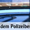 Ein 36-Jähriger hat sich mit seinem Auto auf einer Wiese bei Leipheim festgefahren. Die Polizei stellte bei dem Mann Verblüffendes fest. (Symbolfoto)