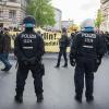 Es bleibt weitgehend friedlich: Polizisten bei einer Demonstration in Berlin zur Walpurgisnacht.