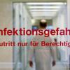 "Infektionsgefahr! Zutritt nur für Berechtigte" steht an der Tür am Institut für Medizinische Mikrobiologie, Virologie und Hygiene in Rostock.