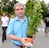 Gustl Mollath verlässt am 06.08.2013 mit einer Topfpflanze in der Hand das Bezirkskrankenhaus in Bayreuth (Bayern). Der seit Jahren in der Psychiatrie sitzende Gustl Mollath kommt umgehend frei. Das Strafverfahren gegen ihn wird wieder aufgenommen. 