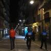 Polizisten patrouillieren auf einer Straße in Pamplona.